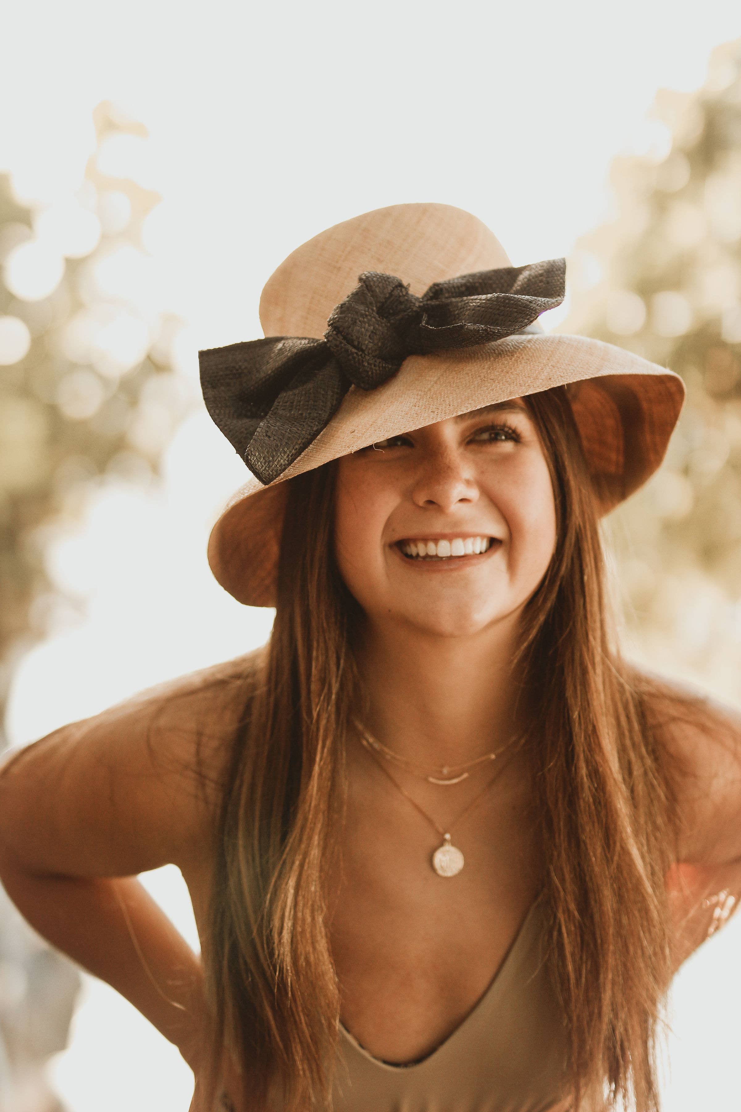 Shebobo - Vendita all'ingrosso Cappello di paglia - Donna - Cappelli da sole in paglia con tesa da 3" e grande fiocco di Cara8