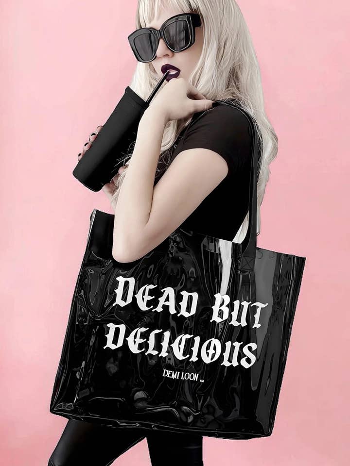 Sac fourre-tout en gelée surdimensionné Dead but Delicious pour la vente par Demi Loon