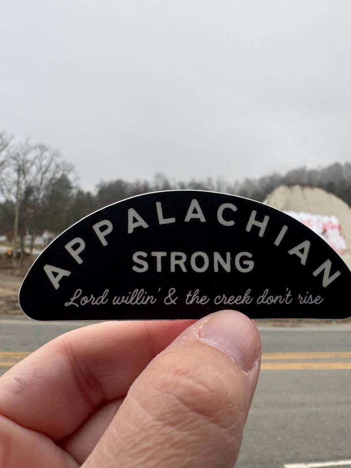 Adesivo Appalachian Strong - Se Dio vuole e il ruscello... per la vendita all'ingrosso da parte di Carolina Pine Prints