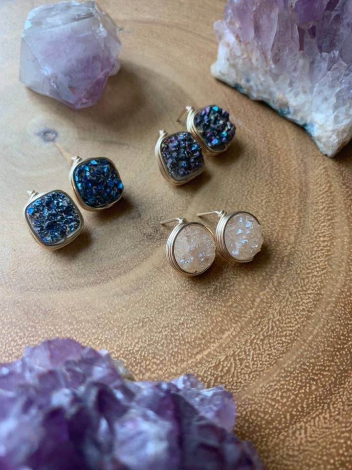 Perno riempito in oro 14 carati, borchie druzy avvolte in filo metallico, orecchini avvolti in filo metallico, orecchini a bottone, orecchini druzy, orecchini boho per la vendita all'ingrosso da parte di Georgia Marie Designs