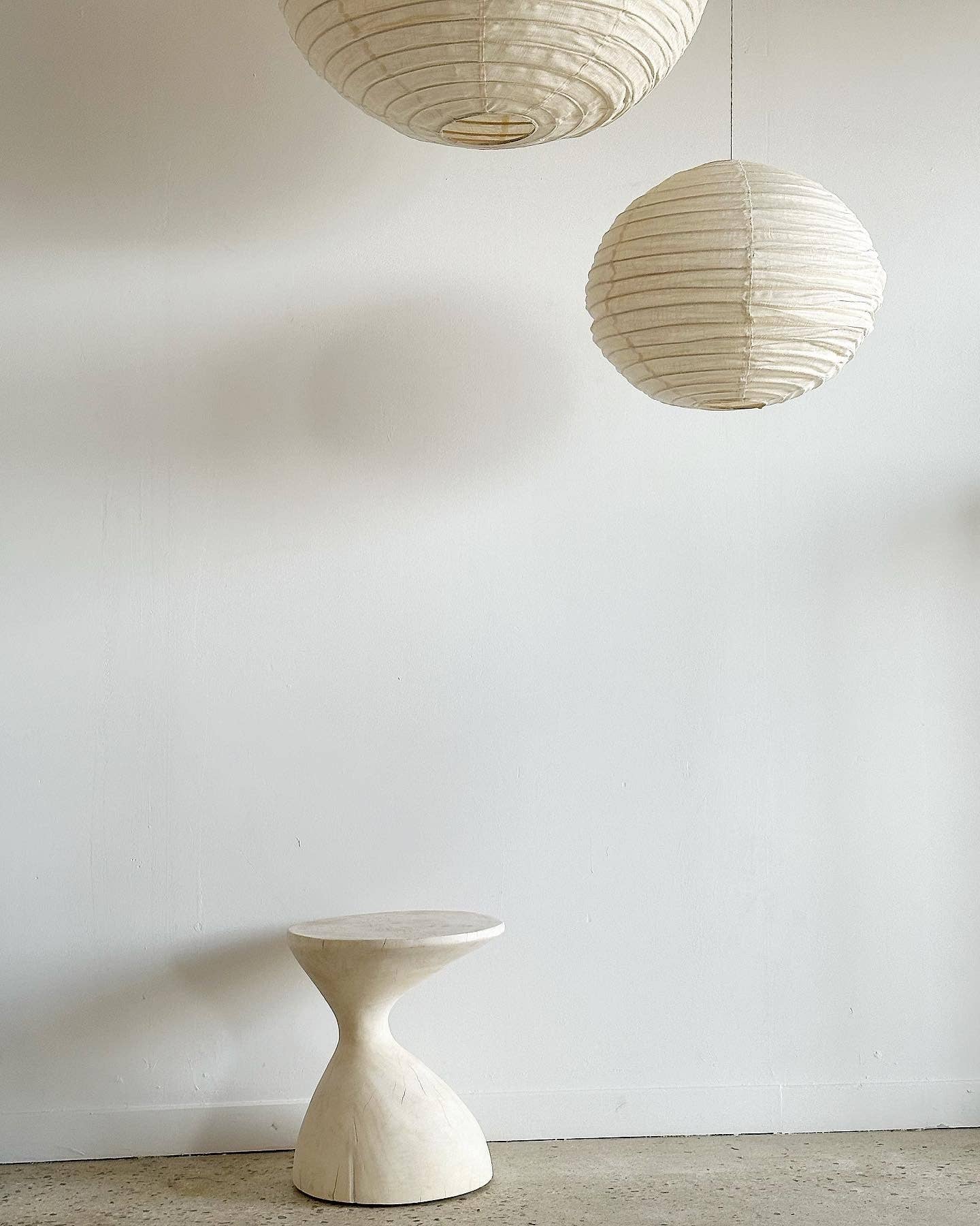 Office Objets - Wholesale Chandelier/Hanging Light - Medium round Japanese-style pendant light in rattan and natural linen D:4035