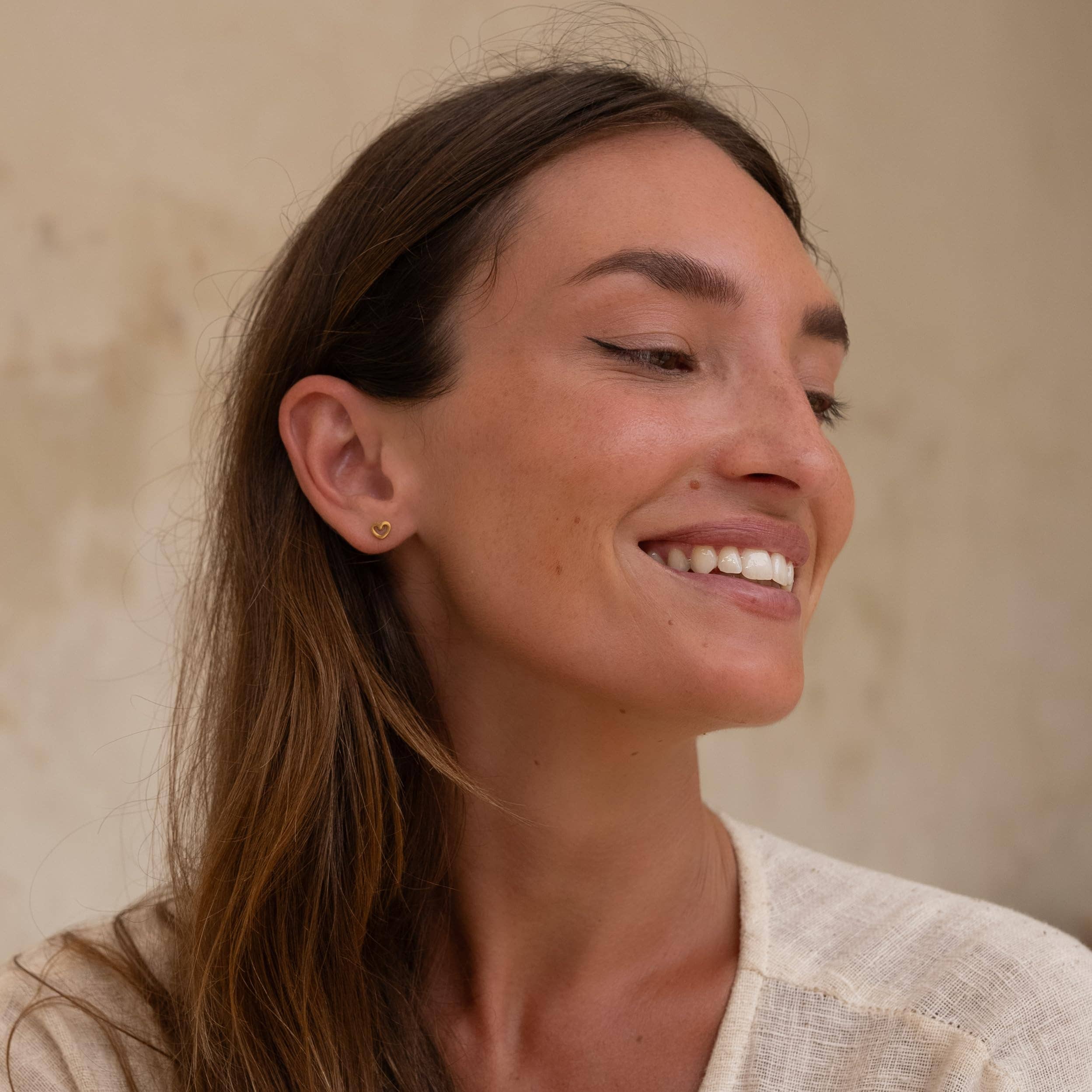 Made By Nami - Wholesale Knopjes/oorstekers - Hartvormige studs van goudkleurig roestvrij staal2