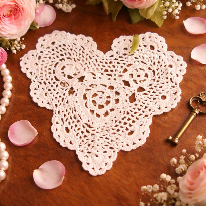 Napperon en forme de cœur de 6" crocheté à la main couleur écru pour la vente par Fennco Styles