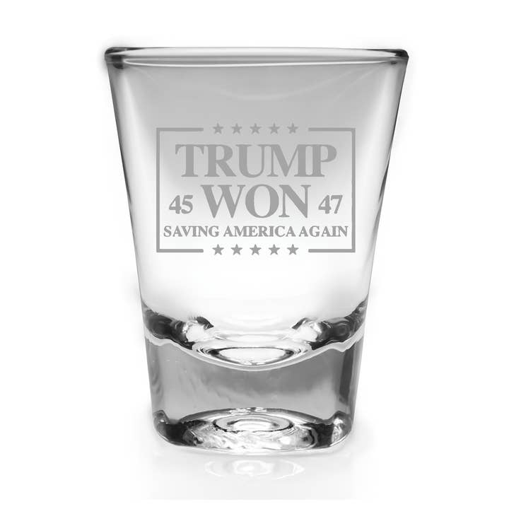Trump hat gewonnen: Saving America Again — Lasergraviertes Schnapsglas für den Großhandel von Old Southern Brass