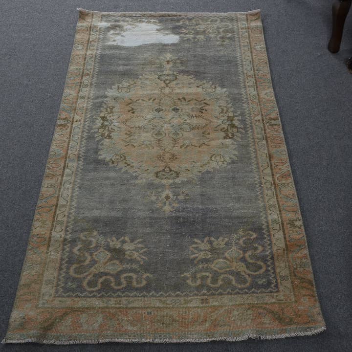 Tapis ancien fait main, 2,9x6,3 pieds Tapis patchwork gris pour la vente par Vintage Rugs Loom