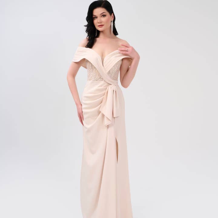 Elegant off-shoulder aftonklänning med drapering för wholesale av Lamia Braut- und Abendmode bu Aynur