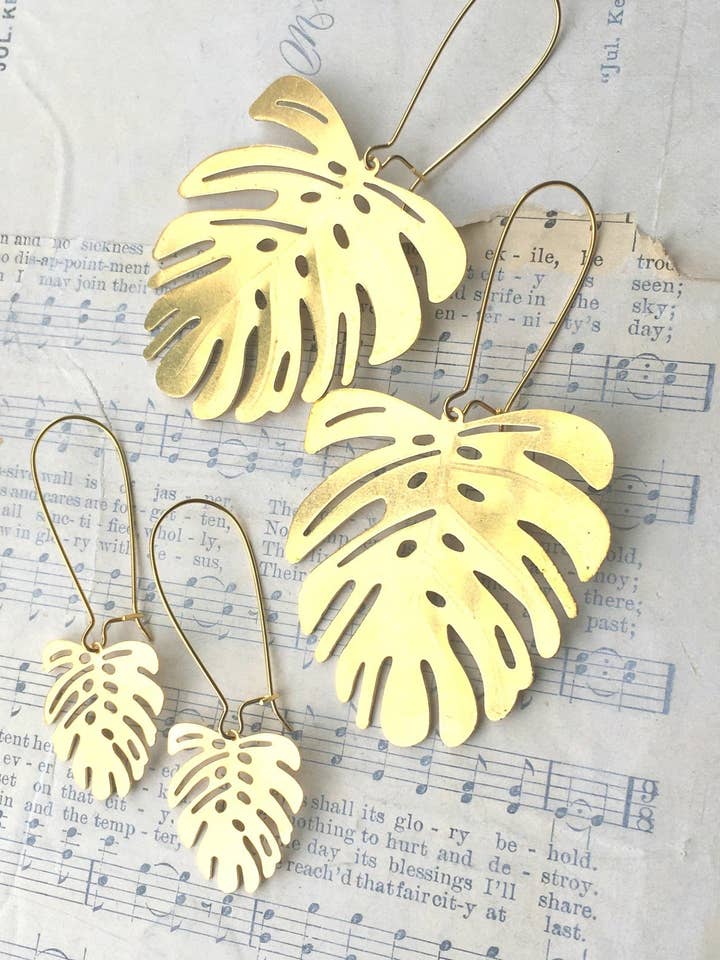 Boucles d'oreilles Big Leaf Boucle d'oreille tropicale Monstera Leaf pour la vente par Red Truck Designs