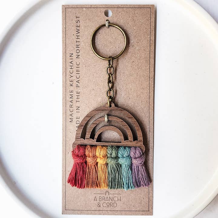A Branch & Cord - Vendita all'ingrosso Portachiavi - Unisex - Portachiavi Arcobaleno in Macramè con Legno - Colori Tenui / Orgoglio