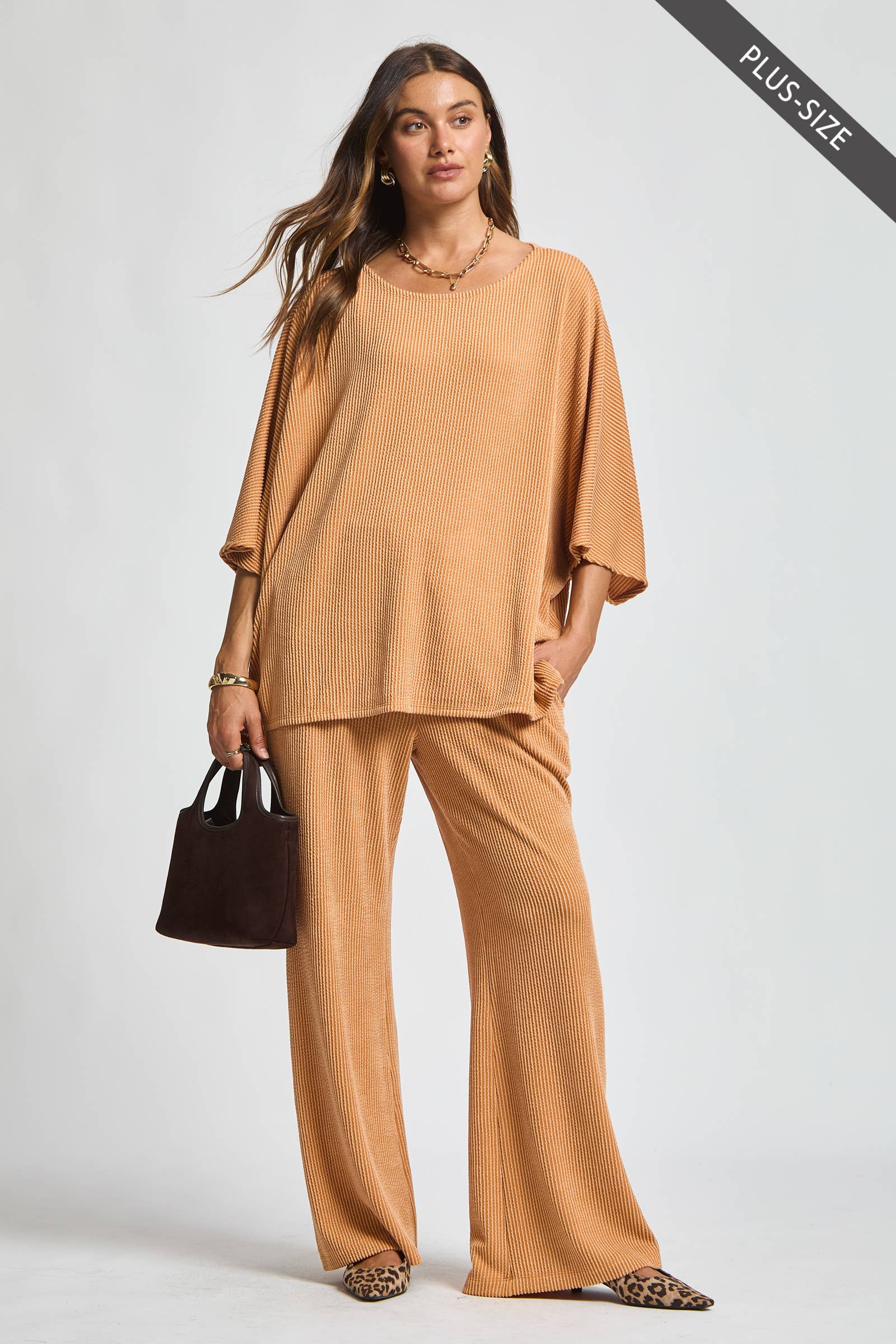 Dear Scarlett – Großhandel Set aus Oberteil und Hose (NICHT Loungewear) – Damen – Übergrößen Rippen-Poncho-Top + Fließende Weitbein-Hose0