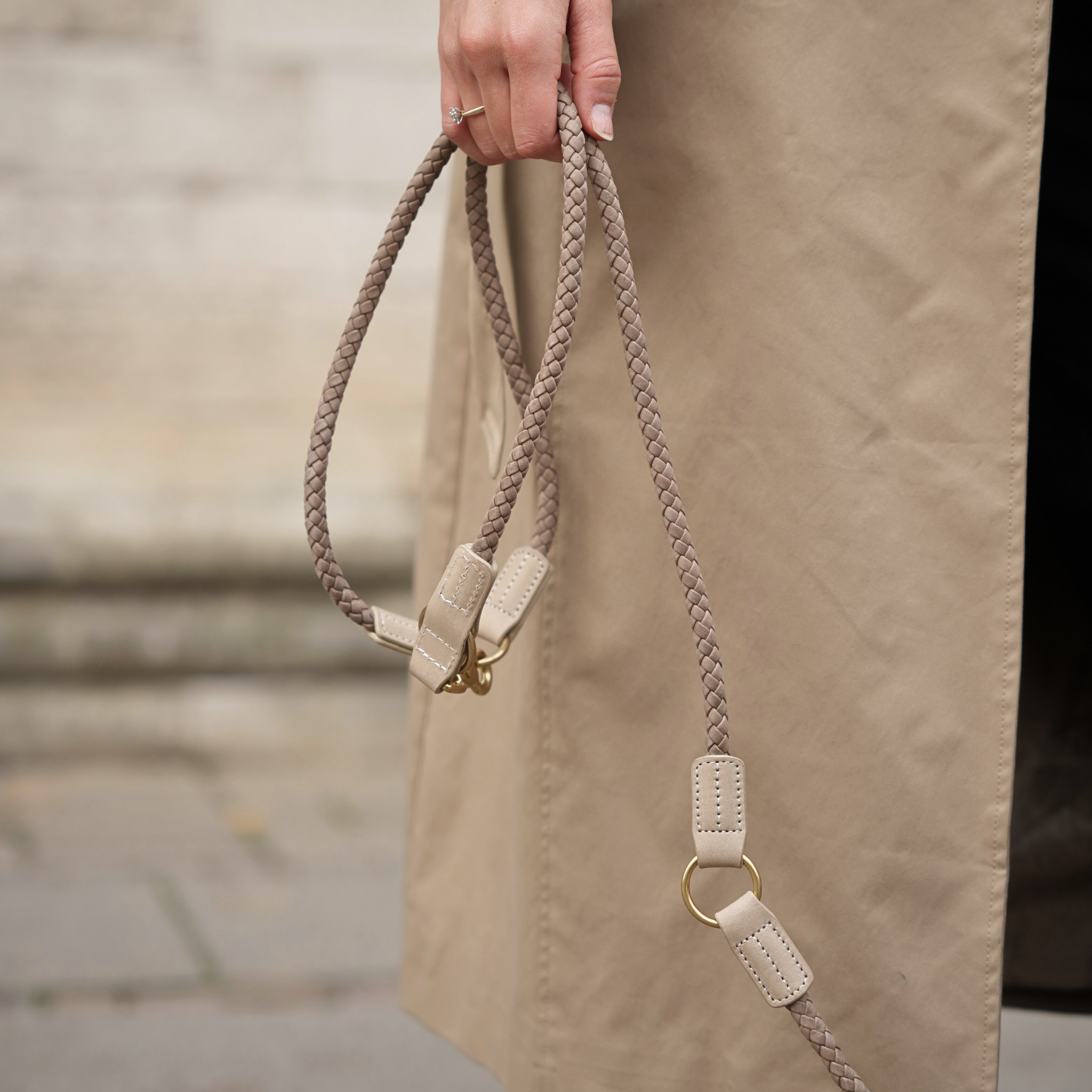 Staey – Großhandel Leine – Hund – Geflochtene Hundeleine Kaia aus Nubukleder in Taupe2