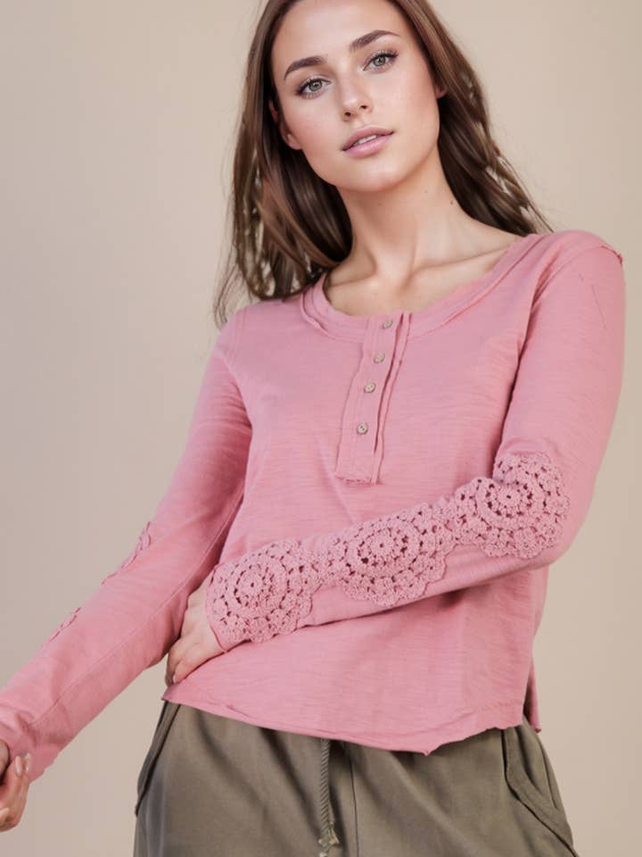 Haut en maille uni avec manches et bordure en dentelle NT12252 pour la vente par VERY J