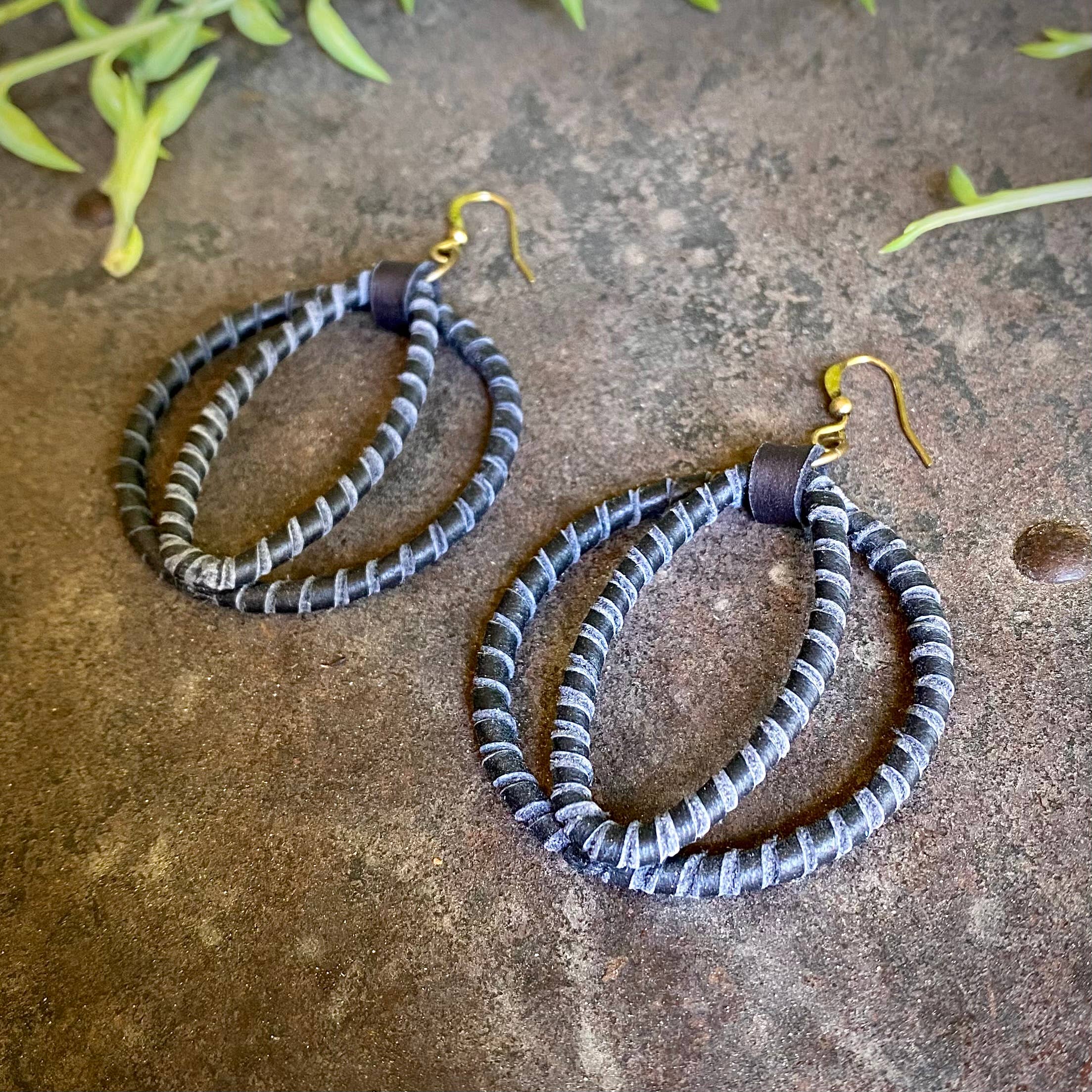 Zwart Cat-Eye-oorbellen - zwarte, ronde met leer omwikkelde oorbellen voor groothandel op Faire2