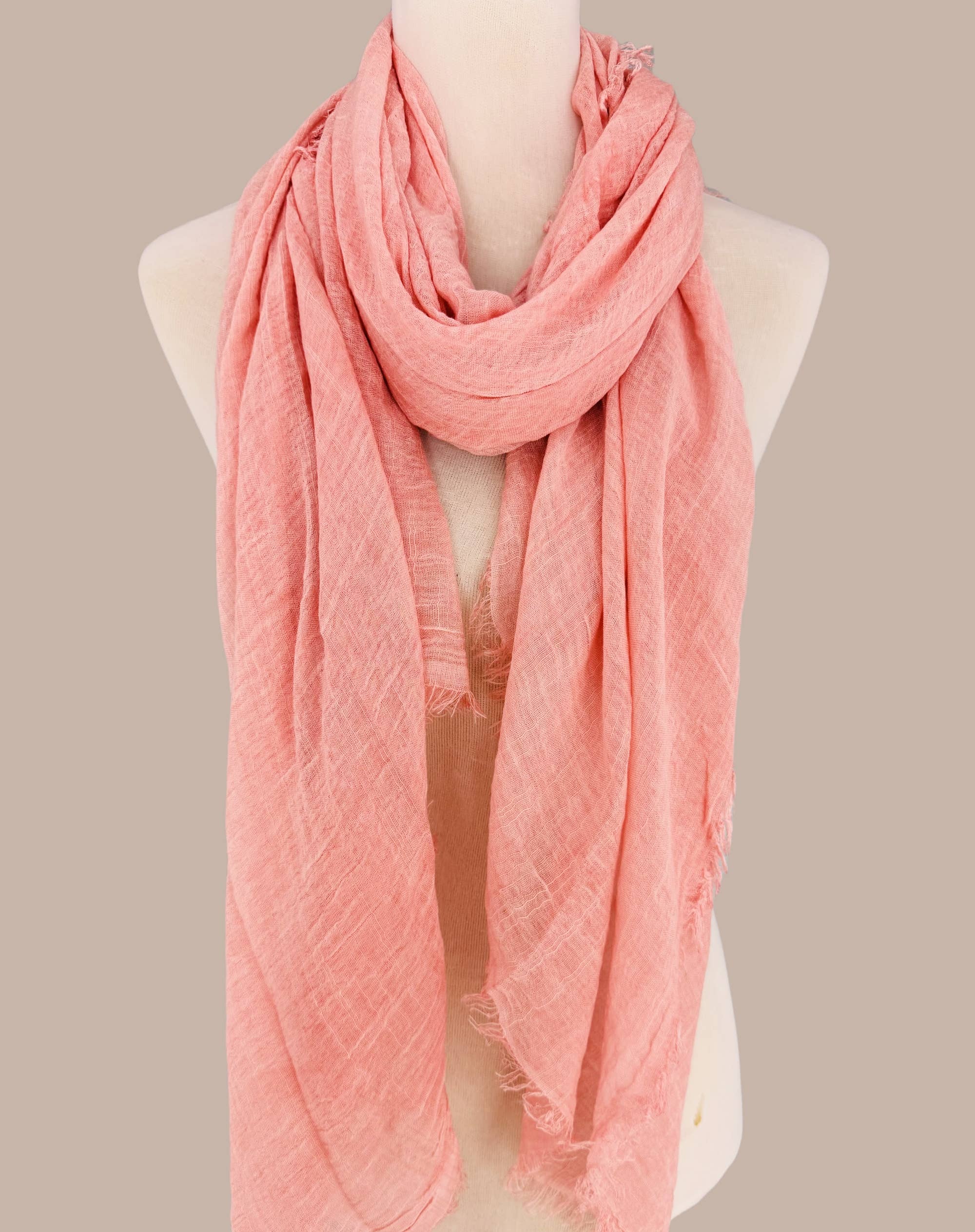 JC Sunny Fashion – Großhandel Schal – Damen – Steinwasch-Schal in Uni-Farbe mit rohen Kanten in Übergröße1