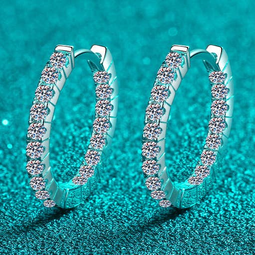 Pavé Moissanite Huggie Hoepeloorbellen in 925 Sterling Zilver voor wholesale door Perimade & Co. LLC