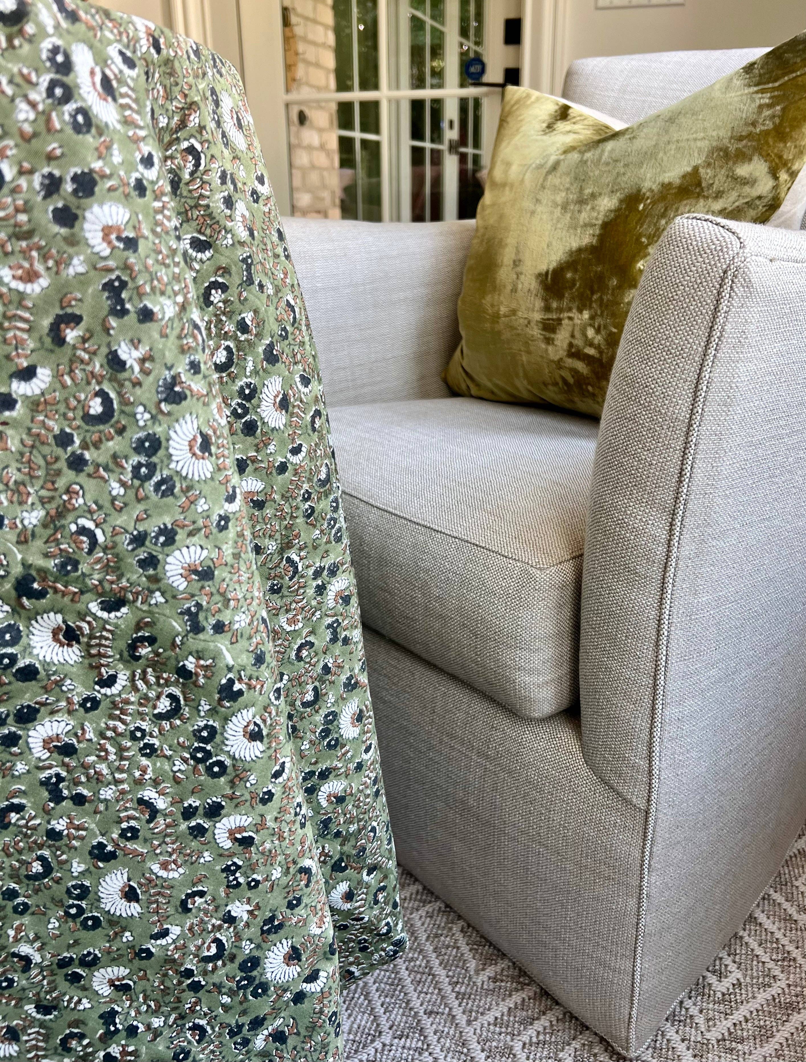 Christina Dickson Home - Wholesale Tafelkleed - Bruisende bloemen in olijfgroen tafelkleed2