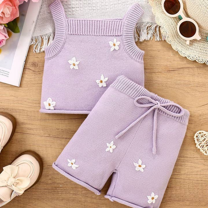 Ensemble haut et short tricoté brodé de fleurs pour bébé fille pour la vente par Little Trendy