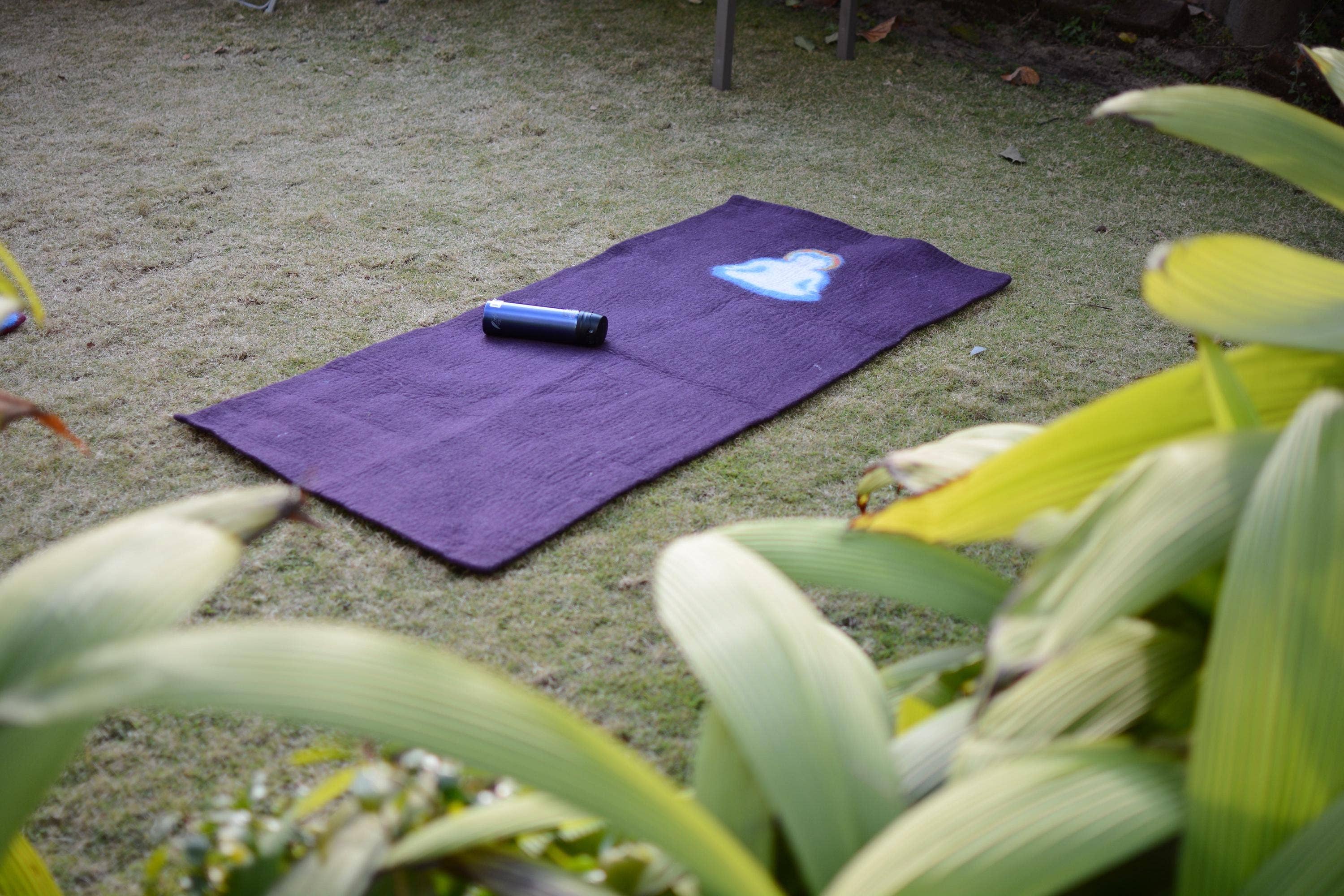 Woollyfelt - Vente Tapis de yoga - Tapis de yoga en laine feutrée fait main : antidérapant et pliable4