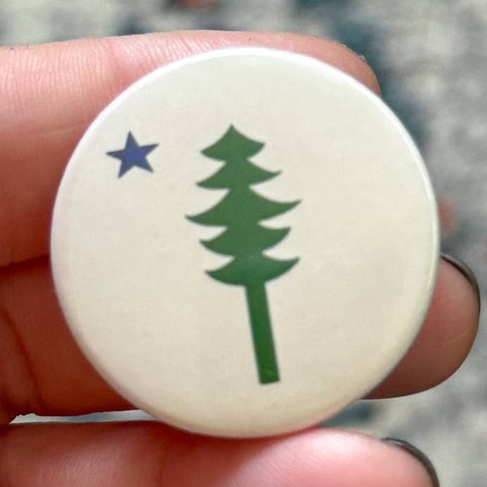 1901 Botão Pinback da Bandeira do Maine por atacado de Stone Donut Design, LLC