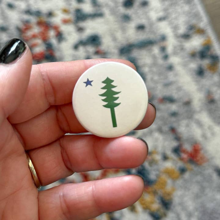 Bouton Pinback avec drapeau du Maine 1901 pour la vente par Stone Donut Design, LLC