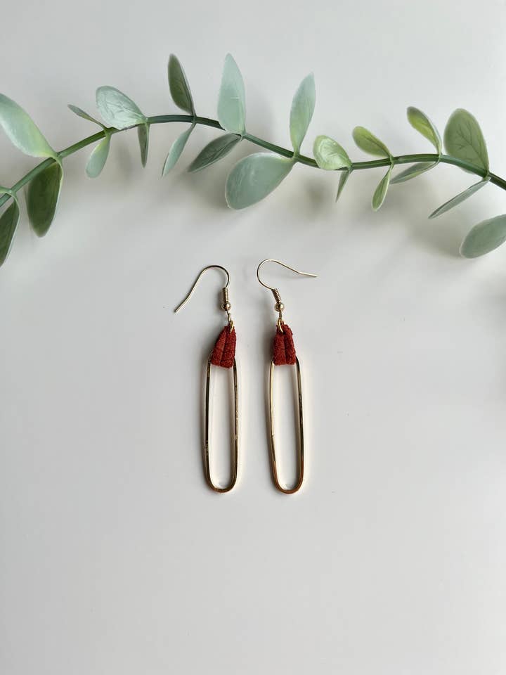 Boucles d'oreilles en cuir marron, boucles d'oreilles ovales en or pour la vente par Mountain Marigold Jewelry