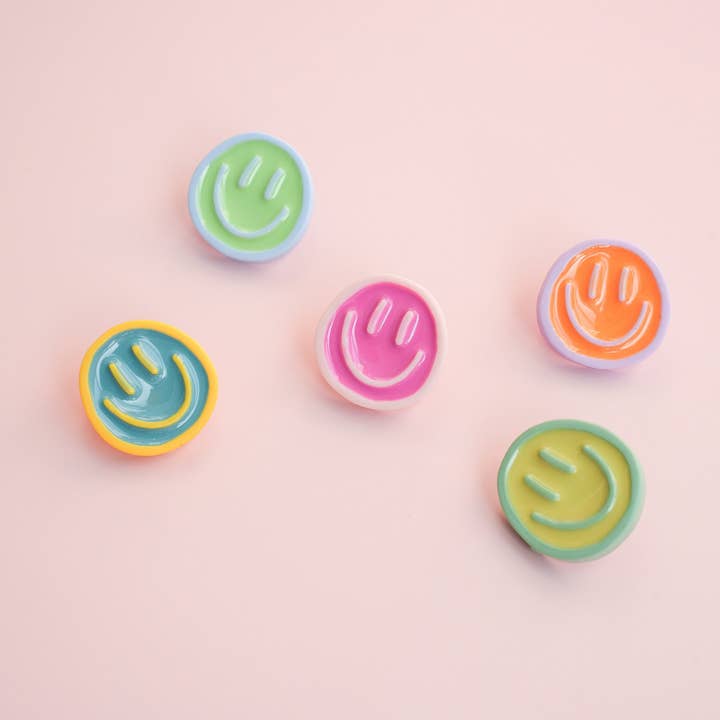 Épingle visage souriant pastel | Broche smiley colorée | Accessoire souriant pour sacs et chapeaux | Cadeau pour amis pour la vente par Mini Story Co