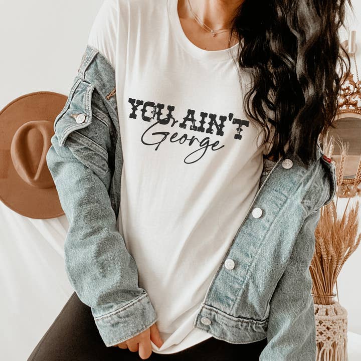 T-shirt unisexe à manches courtes You Ain't George pour la vente par Dixie Mae Clothing Co.