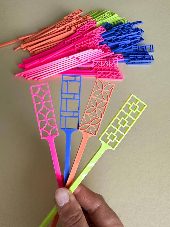 Roerstaafjes van briesblokken uit het midden van de eeuw voor wholesale door Neon Paper Goods