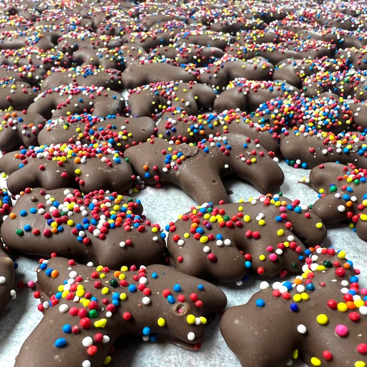 O'Shea's Candies Sweet Shop - Wholesale Chocolate Covered Sweets - Gourmet Milk & White Chocolate Animal Crackers 🦏🦒 1/3# Ba