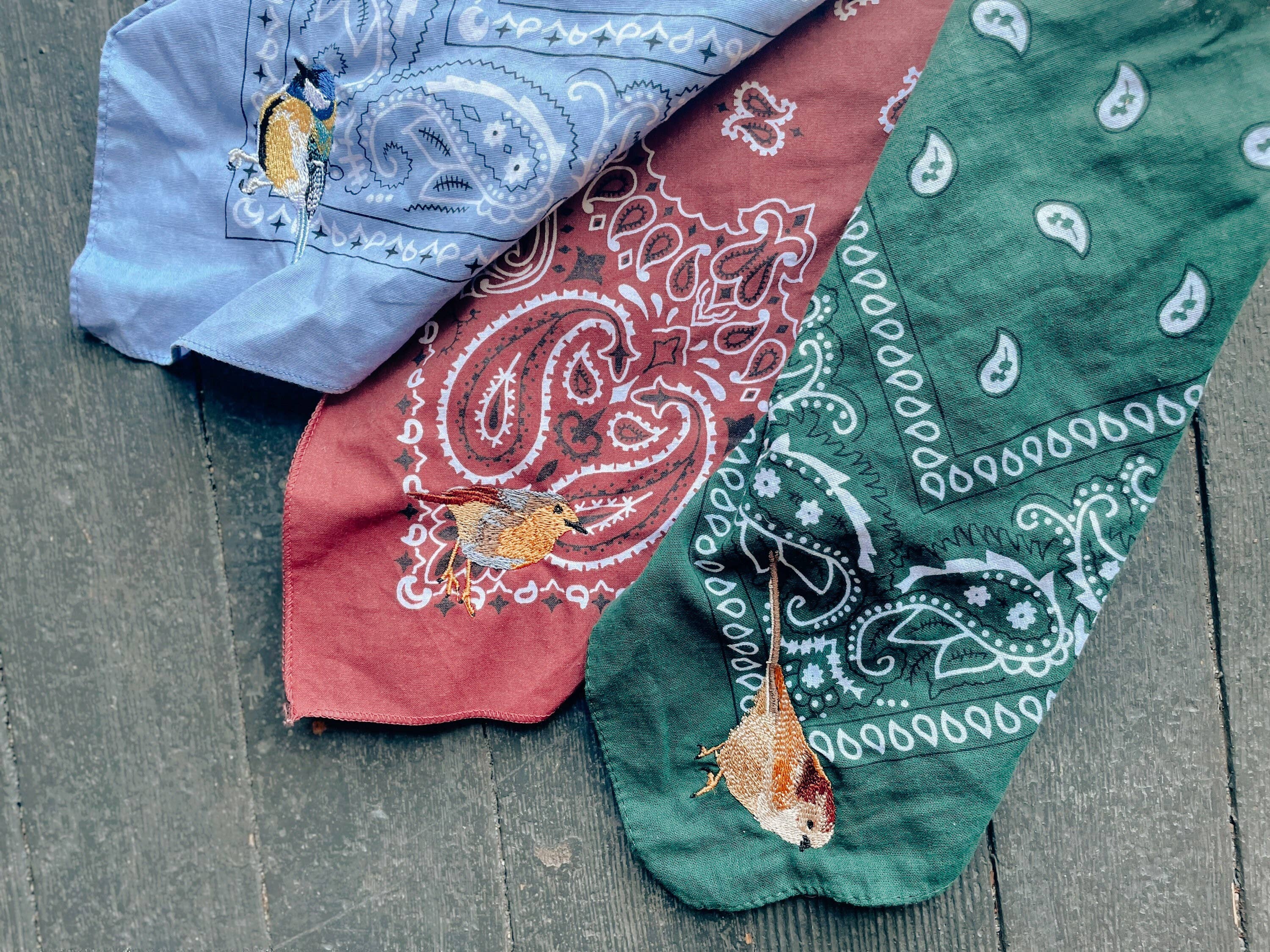Little Lamb Designs - Vente Bandana – femme - Bandana avec oiseau brodé | Broded Robin, Cardinal5