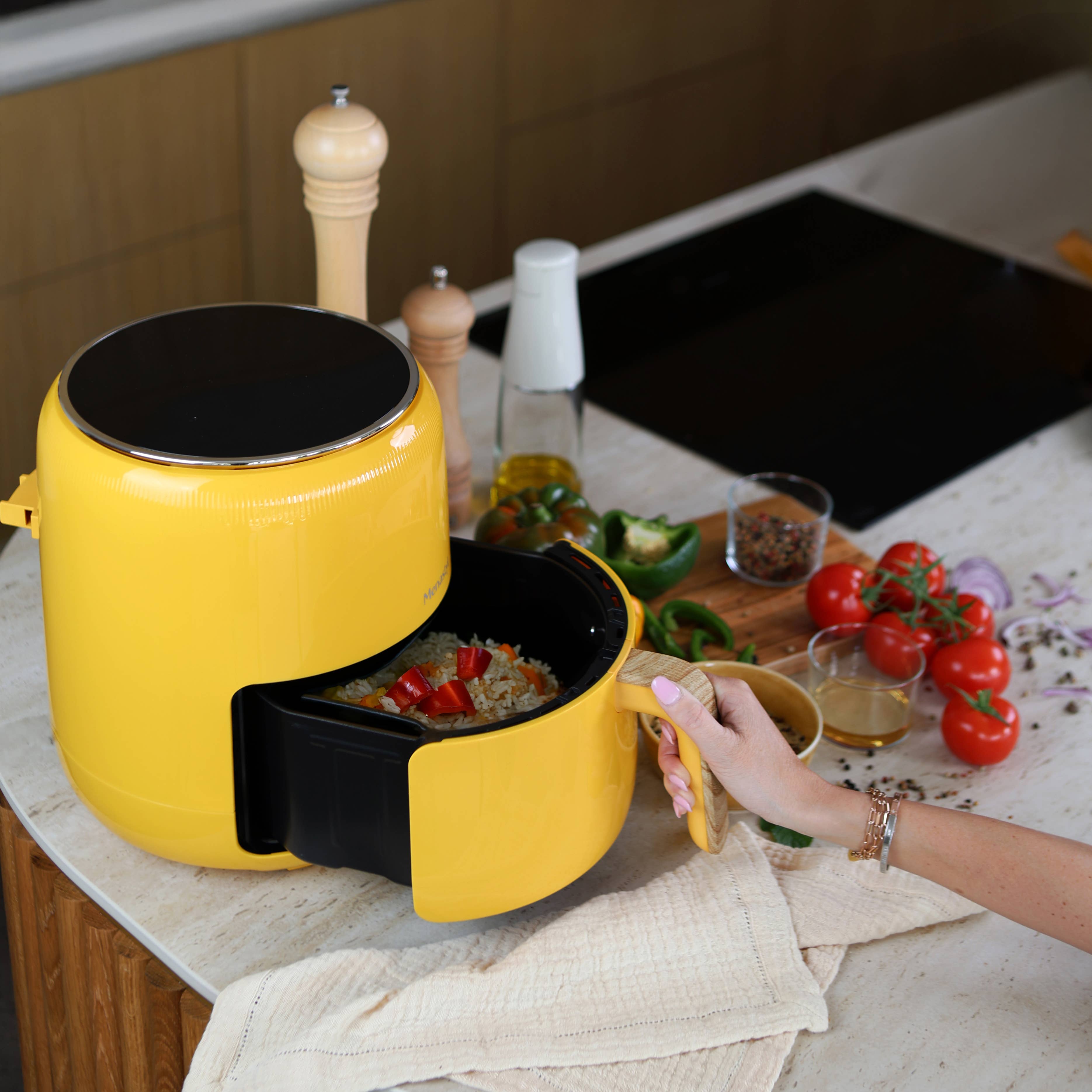 Menastyl - Wholesale Kitchen Appliance - Oil-free fryer 4.5 L colorama saffron wood-effect handle1