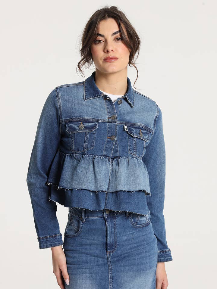 Blå V&LUCCHINO - Medeltvättad jeansjacka med volanger för wholesale på Faire0