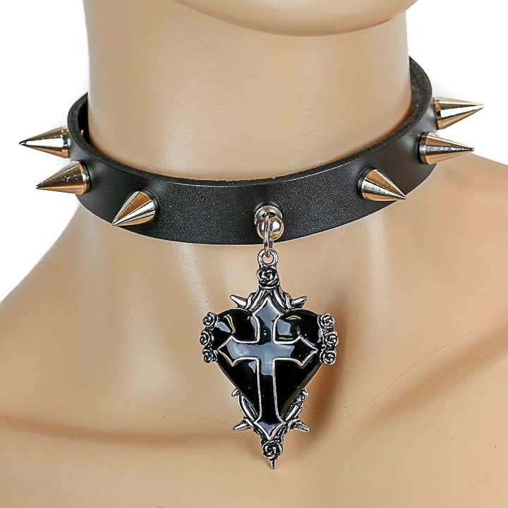 Funk Plus – Engroshandel Choker/colliers – FC311 KOGESPIK CHOKER MED HJERTE VEDHÆNG1