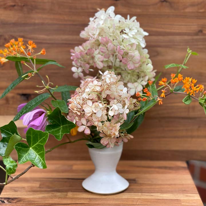 Vaas met klein bloemstuk (vaas met bloemkikker) voor wholesale door Chrys' Porcelain