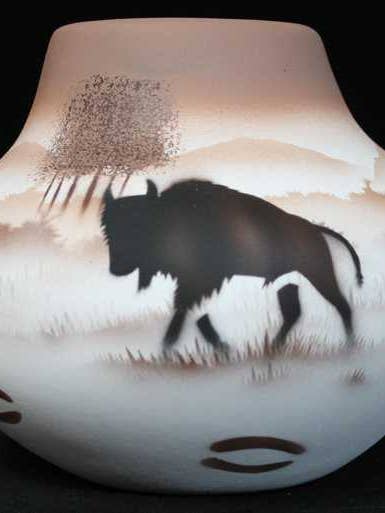 64057 Bol Back Country Tracks Buffalo 7 1/2 x 6 pour la vente par Cedar Mesa Pottery