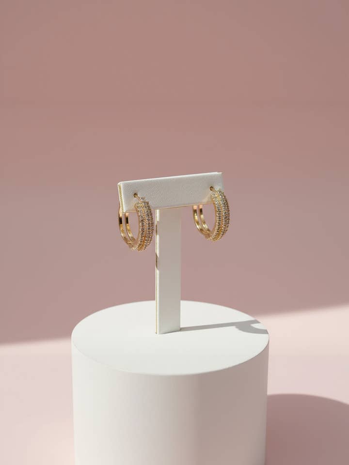 Boucles d'oreilles créoles en cristal Huggie pour la vente par Arya Jewellery Wholesale