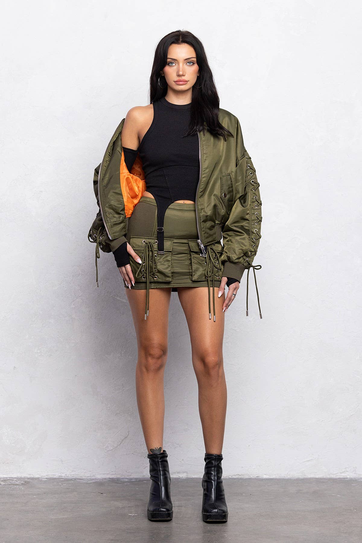 No Vacancy - Venta al por mayor Chaqueta bómber - Mujer - Chaqueta bomber acolchada corta con detalles de cordones7