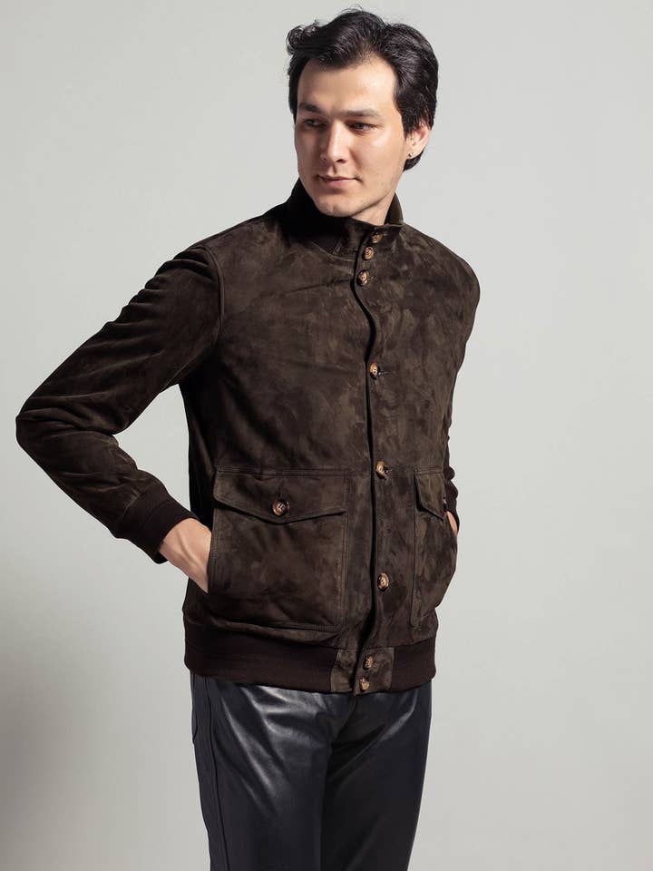 Brun Knox Herrjacka med knappar och foder, college-stil med ribbade detaljer för wholesale av Deriderim