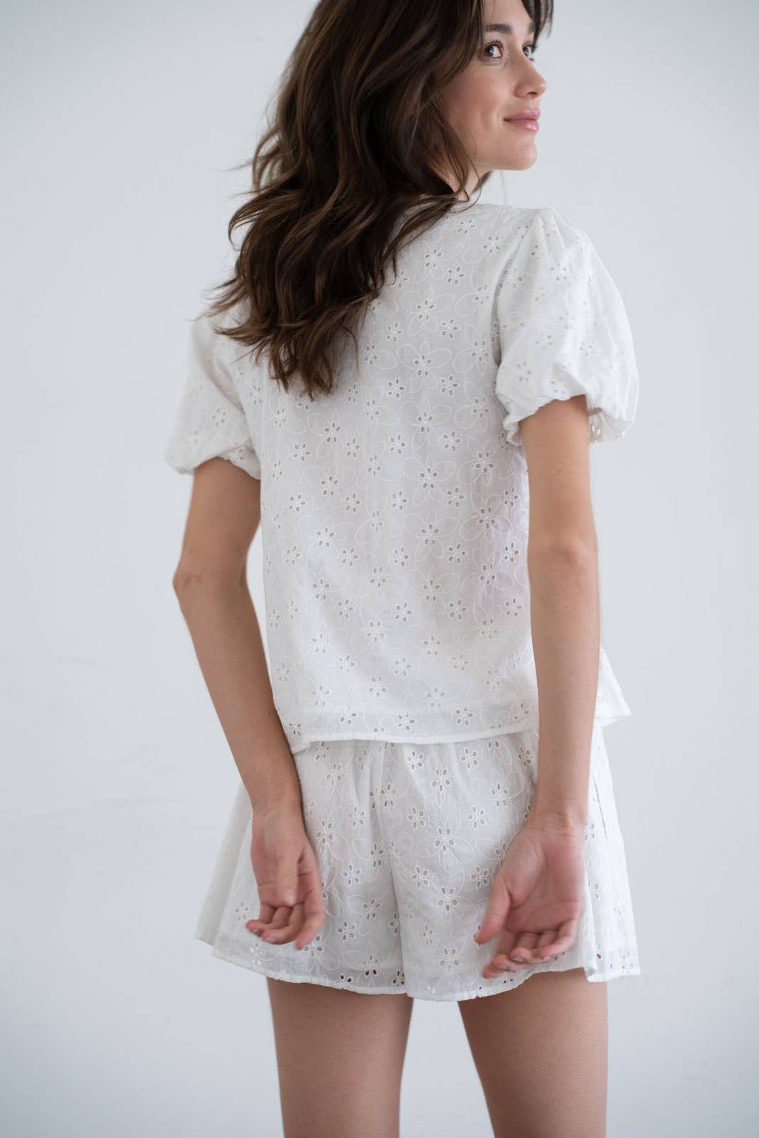 Bianco CAMICETTA IMPERO CON LACCIO E OCCHIELLI DAVANTI in vendita all'ingrosso su Faire2