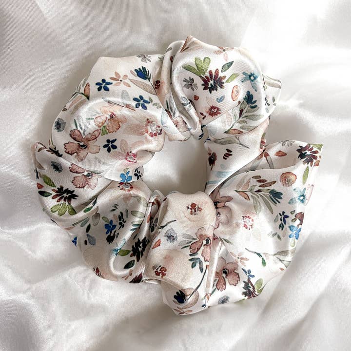 Coletero de satén Campo de Flores para venta al por mayor de Tana’s Scrunchies