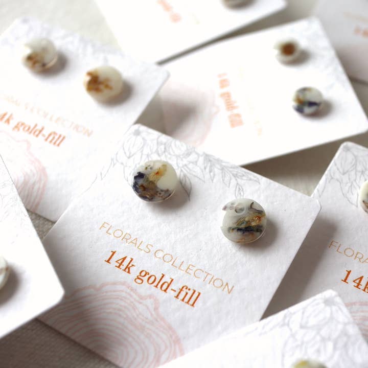 Floral Ohrstecker mit Veilchenblüten auf silbernen Steckern – 10 mm für den Großhandel von Wild Blue Yonder