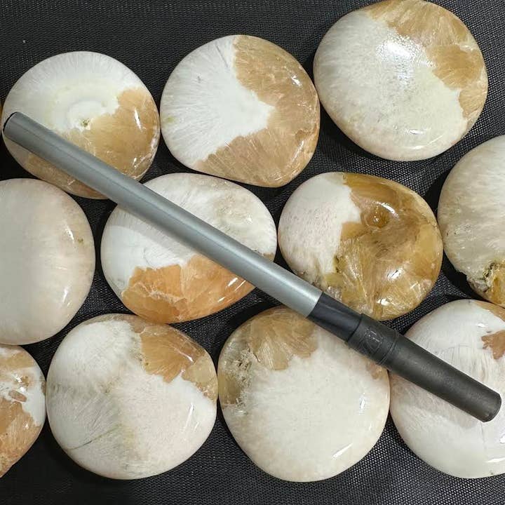 Crystal Deal· Wholesale Crystals & Gifts - Wholesale Spiritual Stone/Crystal - Stilbite & Scolecite Palm Stone - 1 pc 1