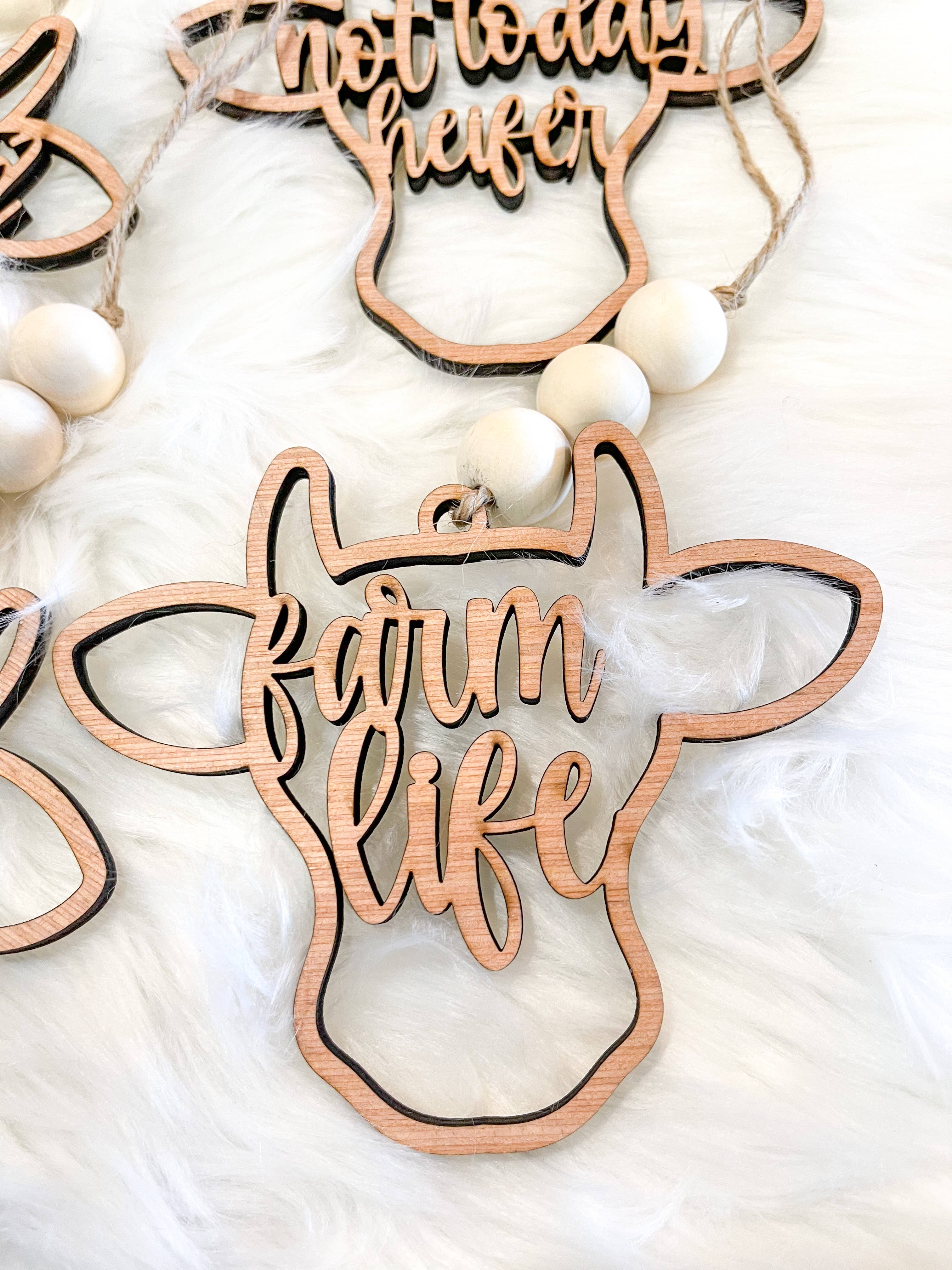 Simply Stained Shop - Wholesale Decoratieve autospiegelhanger - Dames - Boerderijauto hanger voor achteruitkijkspiegel met koe en kip ontwerp2