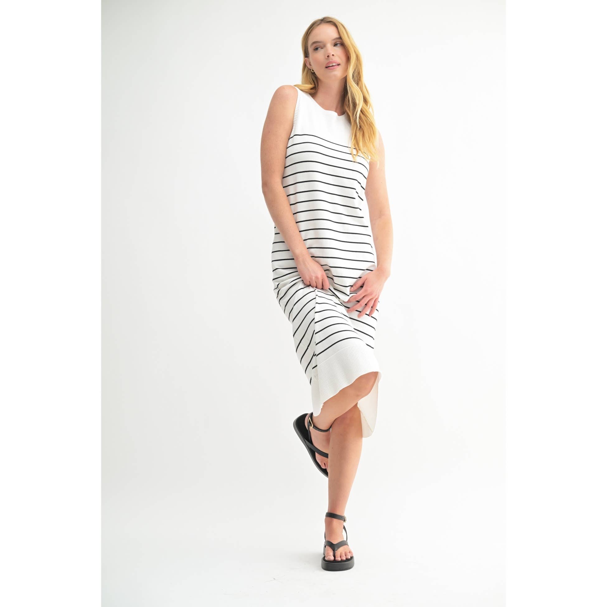 FUN2FUN - Vendita all'ingrosso Vestito - Donna - Abito midi senza maniche a righe con scollo rotondo.18