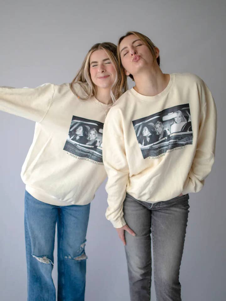 Pull à col rond Make America Great Again pour la vente par MJ Avenue