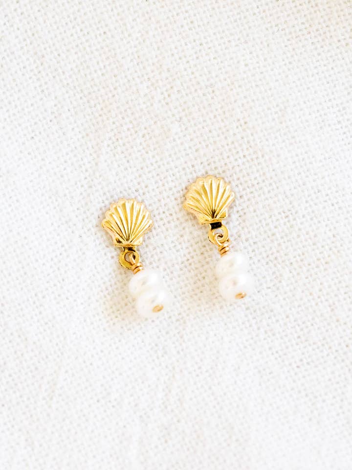 Orecchini a bottone con doppia perla in madreperla per la vendita all'ingrosso da parte di Laine Honolulu