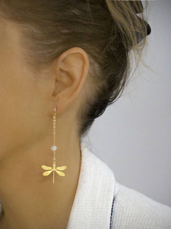 Orecchini a perno con libellula placcata in oro 18K e cristallo sfaccettato. per la vendita all'ingrosso da parte di DIGE DESIGNS
