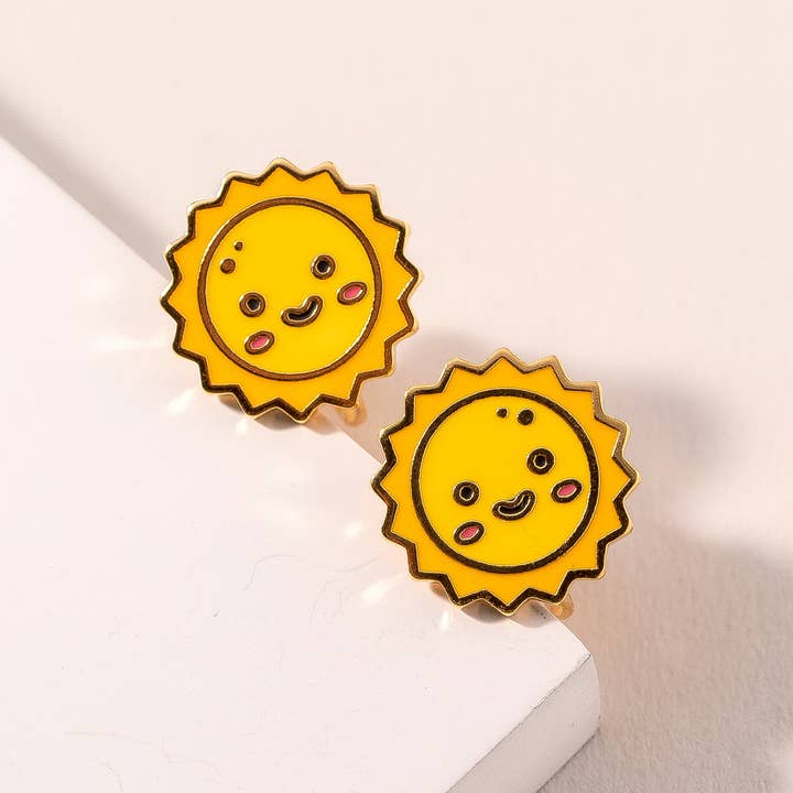 Orecchini a clip per bambini con sole sorridente - Orecchini ipoallergenici in oro per bambini per la vendita all'ingrosso da parte di Verita Lane
