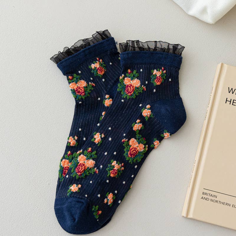 Tourtiwi - Vente Chaussettes – femme - Petite chaussette courte en dentelle noire et blanche respirante et fine3