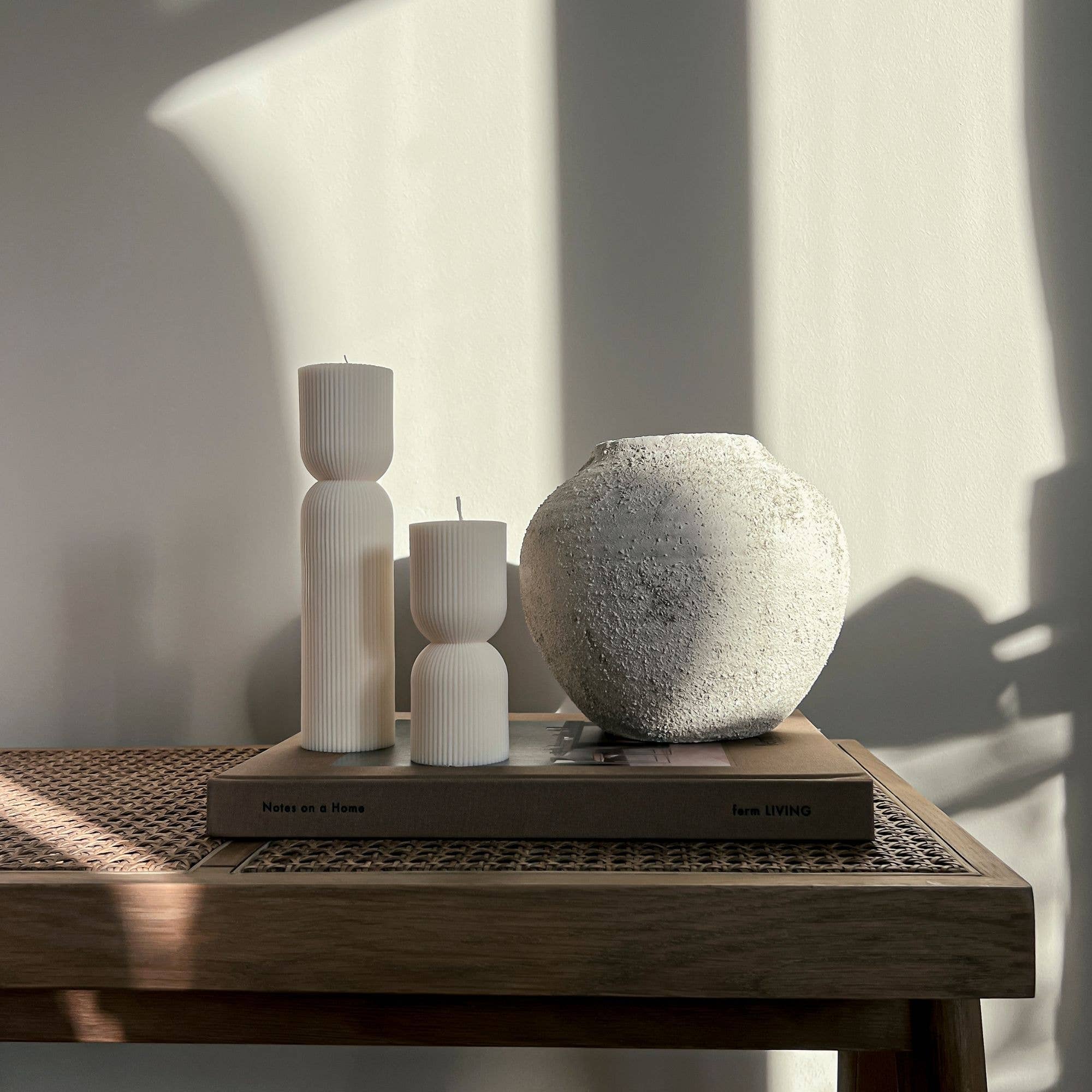 NOMA Studio – wholesale Prydnadsljus – Skulptur Ljus Ios – Rapsvax, H 13 cm1