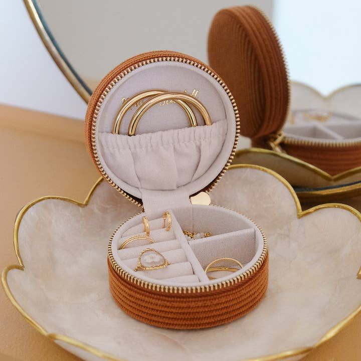 Maison Scarlett - Vente Boîte/rangement à bijoux - Boîte à bijoux de voyage Yvonne en velours côtelé